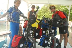 Cleto y Cleta en lancha hacia Cocal