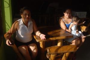 Doña Yarima hja y nieta Yarima, su hija y su nieta