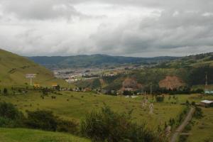 Pasto sentado en un valle