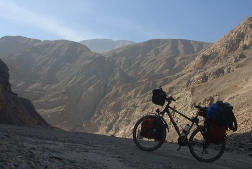 bici en la cima Sobre la roca