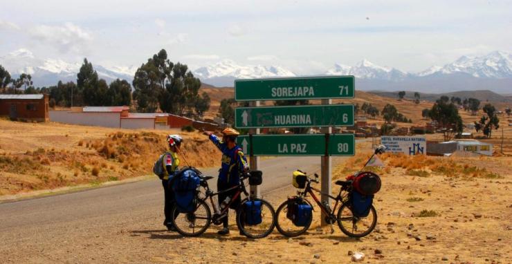 Hacia La Paz con los nevados al fondo