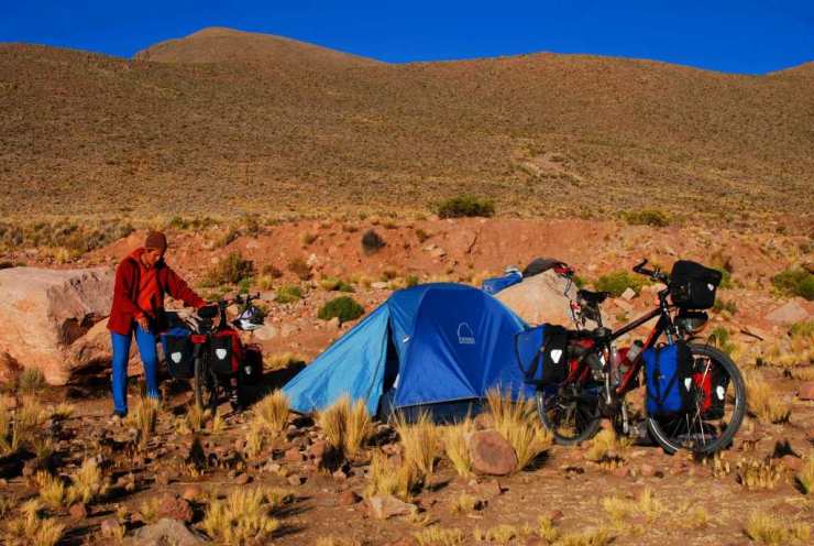 acampando sobre la montaña