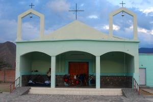 Acampando en el quicio de la Iglesia Acampando en el quicio de la Iglesia