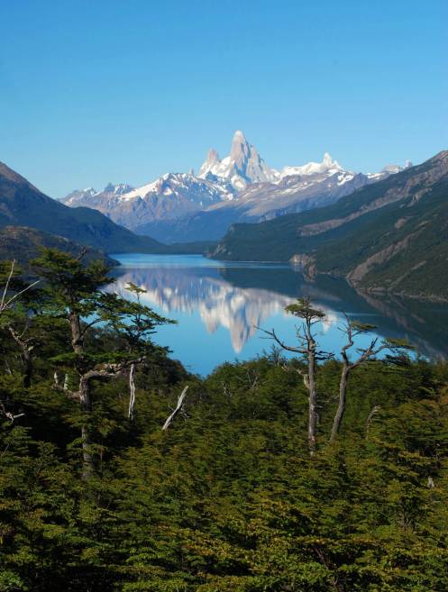 Cerro Fitz Roy reflejado en la Laguna del Desierto Cerro Fitz Roy reflejado en la Laguna del Desierto