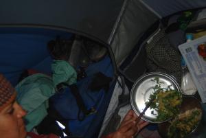 cocinando dentro de la tienda de campaña cocinando dentro de la tienda de campaña