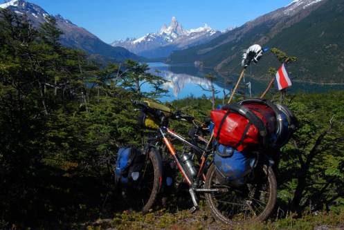 y el camino nos llevó al pie del cerro Fitz Roy y el camino nos llevó al pie del cerro Fitz Roy