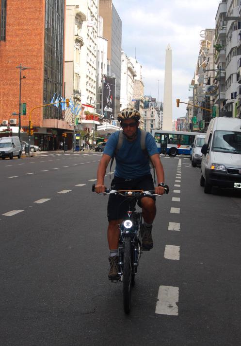 Pedaleando frente al Obelisco