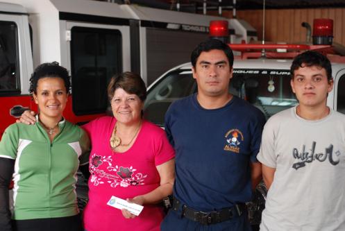 Alicia y sus compañeros bomberos de Alvear