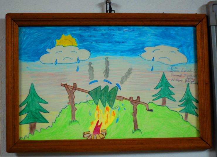 Concepto infantil de un incendio forestal