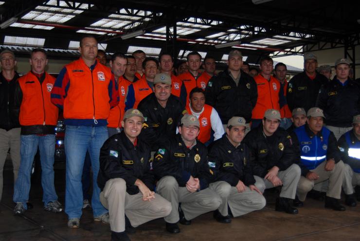 Bomberos militares y comunitarios