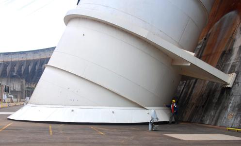 Wagner al pie del acceso a una de las 20 turbinas