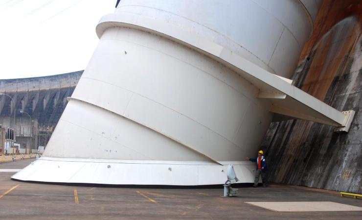 Wagner al pie del acceso a una de las 20 turbinas