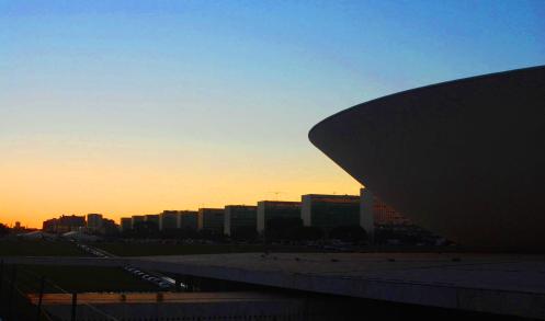 ... al fondo los edificios ministeriales