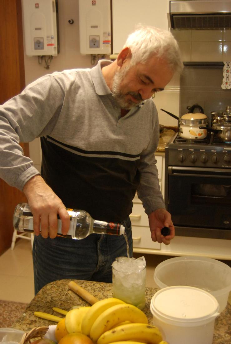 Don Alir Proenca preparando una sabrosa Caipirinha