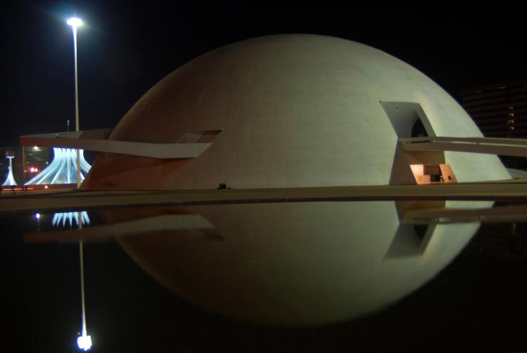 Reflejo nocturno del Museo Nacional