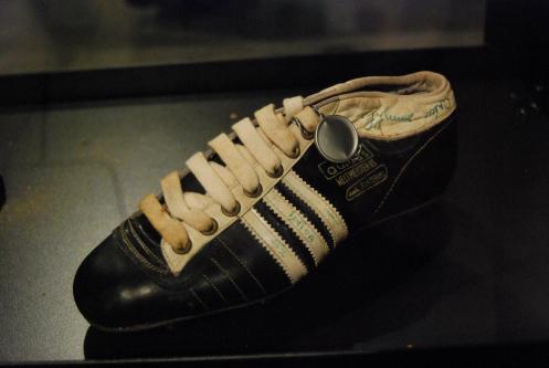 Zapatos de fútbol utilizados por Brasil en el siglo pasado Zapatos de fútbol utilizados por Brasil en el siglo pasado