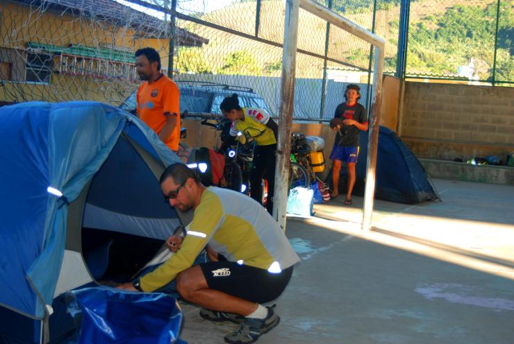 acampando en polideportivo de Marangatiba
