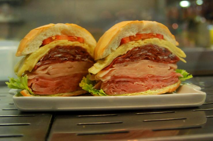 Sandwich de mortadela típico de Sao Paulo