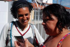 Doña Soledad dándonos su foto de SAPEKA
