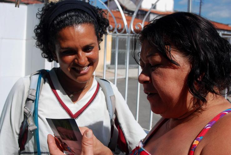 Doña Soledad dándonos su foto de SAPEKA
