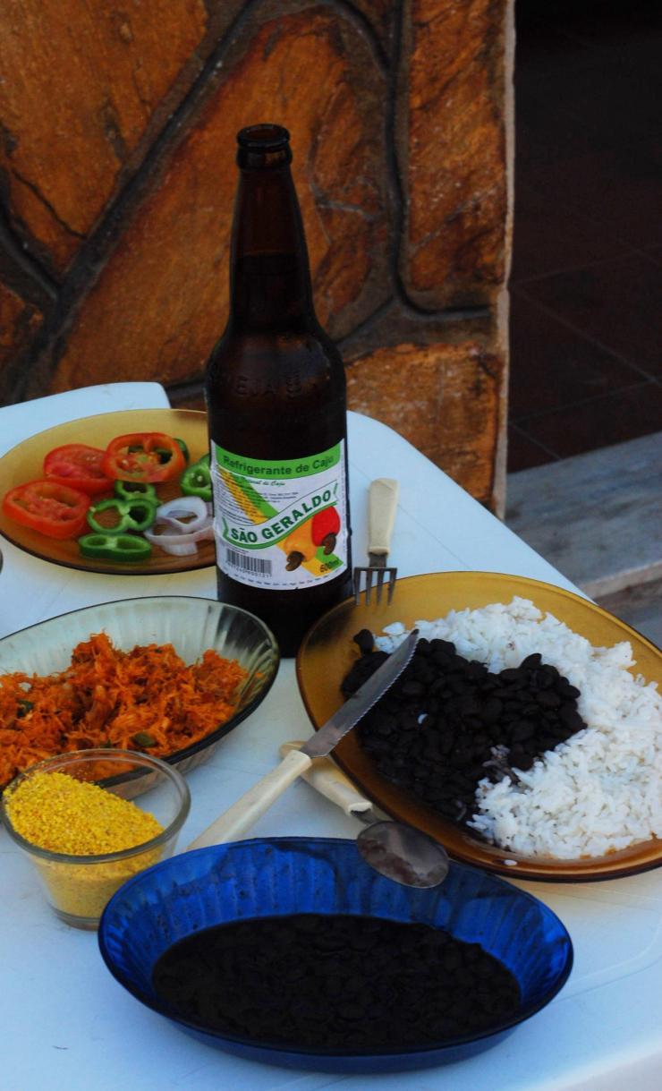 almuerzo con arroz, frijoles y gaseosa de marañón