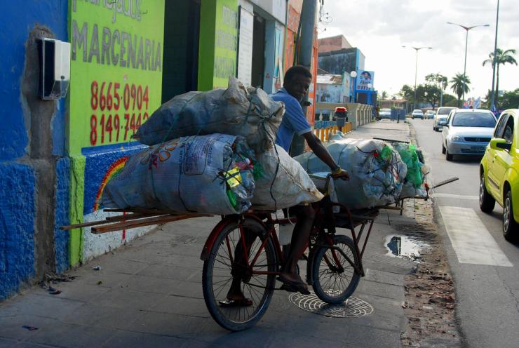 con toda la carga para reciclar