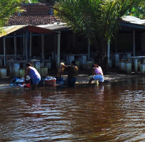 con las aguas del río