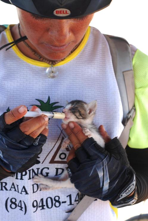 Lau alimentando a Pedalinho