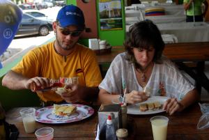Kamila y Sidney comiendo tapioca Kamila y Sidney comiendo tapioca
