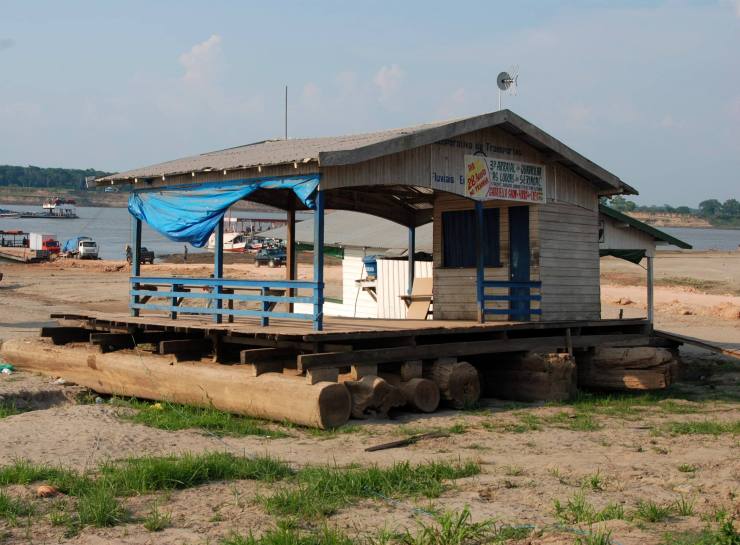 casa flotante en tierra