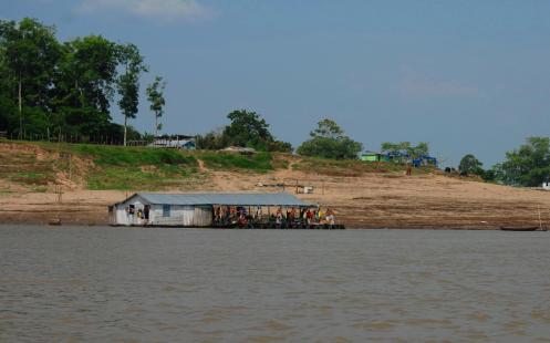 una casa flotante y una ribera deforestada una casa flotante y una ribera deforestada