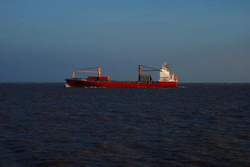 embarcaciones de gran calado cruzando el Amazonas