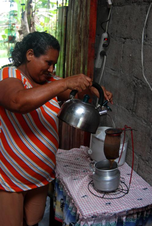 doña María chorreando cafecito