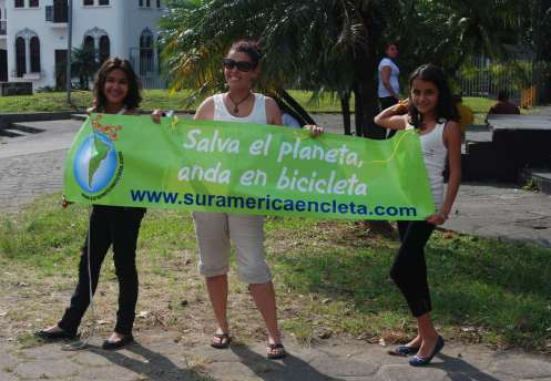 Las sobrinas de Laura apoyándonos Las sobrinas de Laura apoyándonos