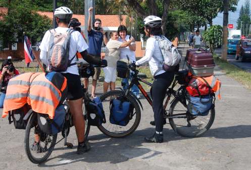 entre saludos y abrazos entre saludos y abrazos